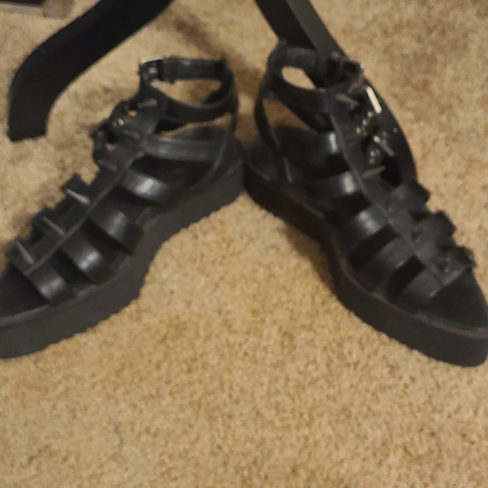 Shoes - Picture 4 of 7
